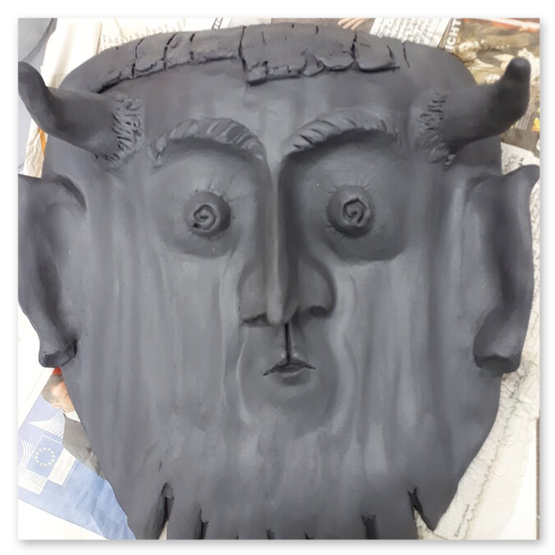 verschiedene Masken in diversen Größen von der Künstlerin Elisabeth Raunig, welche auch verkauft werden