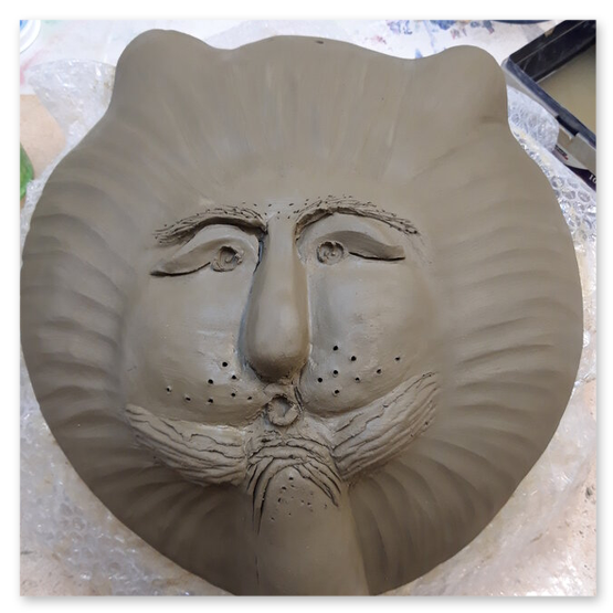 verschiedene Masken in diversen Größen von der Künstlerin Elisabeth Raunig, welche auch verkauft werden