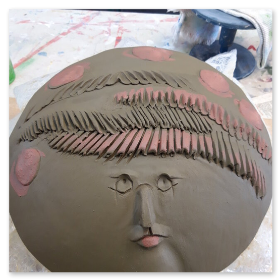 verschiedene Masken in diversen Größen von der Künstlerin Elisabeth Raunig, welche auch verkauft werden