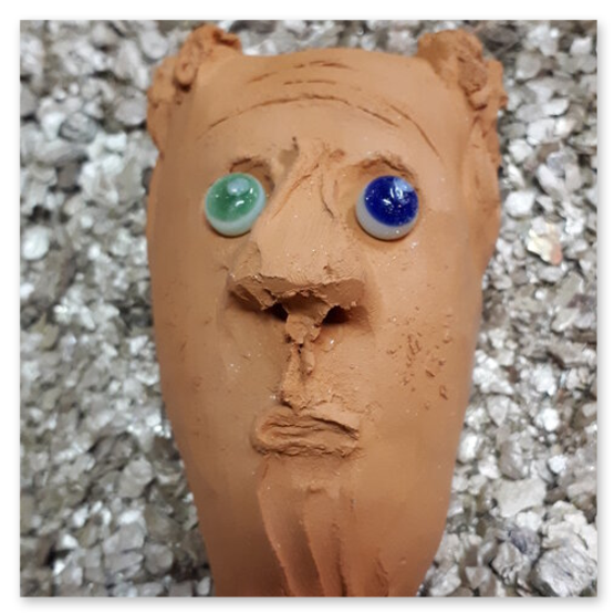 Verschiedene Köpfe aus Keramik in diversen Größen von der Künstlerin Elisabeth Raunig, welche auch verkauft werden