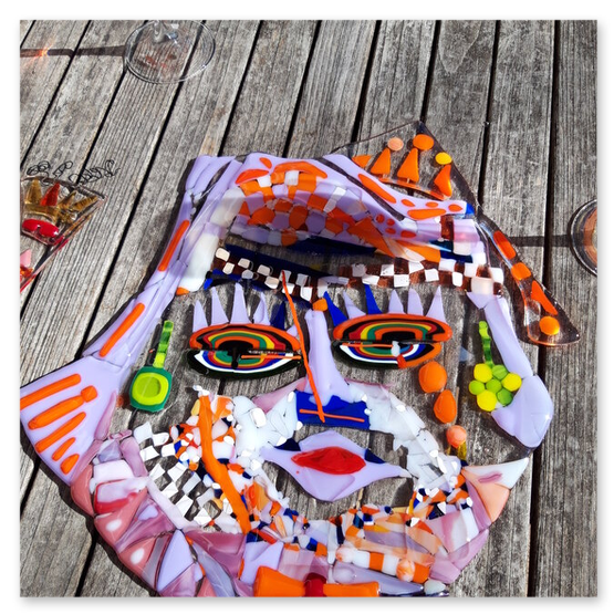 Einige Kunstwerke in Glas, vorwiegend Masken, welche auch verkauft werden können