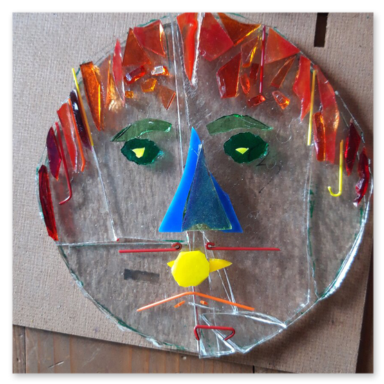 Einige Kunstwerke in Glas, vorwiegend Masken, welche auch verkauft werden können