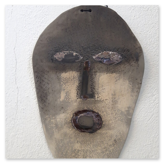 verschiedene Masken in diversen Größen von der Künstlerin Elisabeth Raunig, welche auch verkauft werden