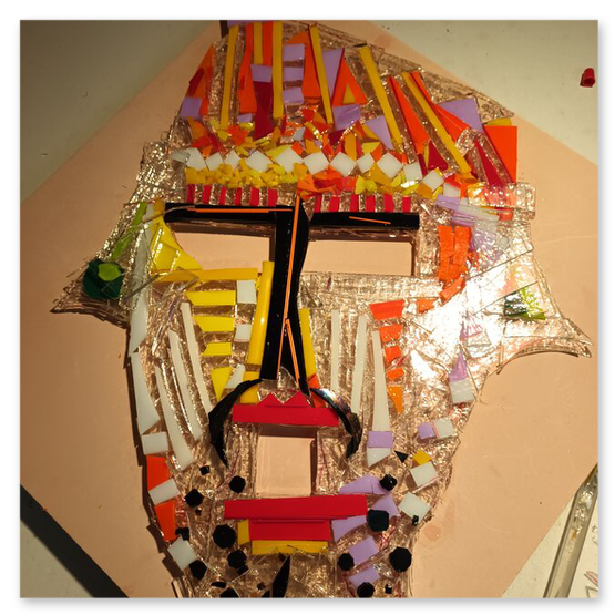 Einige Kunstwerke in Glas, vorwiegend Masken, welche auch verkauft werden können