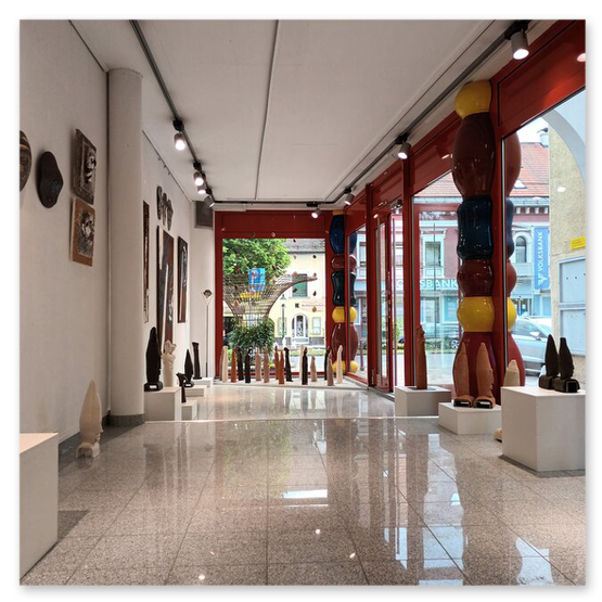 Bilder der Ausstellung "Spontan" in der Galerie am Schloßbergtor in Voitsberg. Kunstgegenstände und Publikum