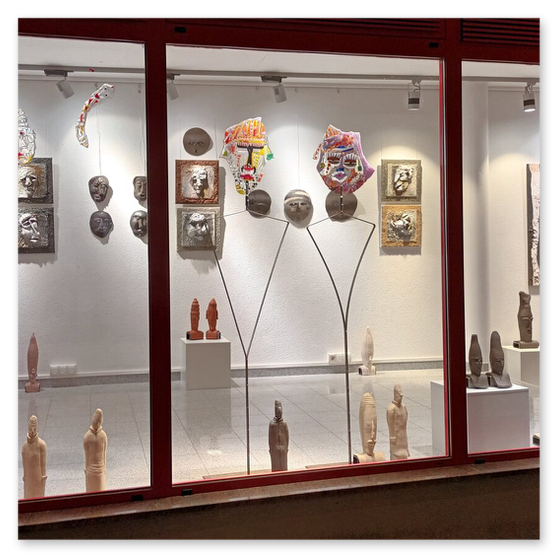 Bilder der Ausstellung "Spontan" in der Galerie am Schloßbergtor in Voitsberg. Kunstgegenstände und Publikum