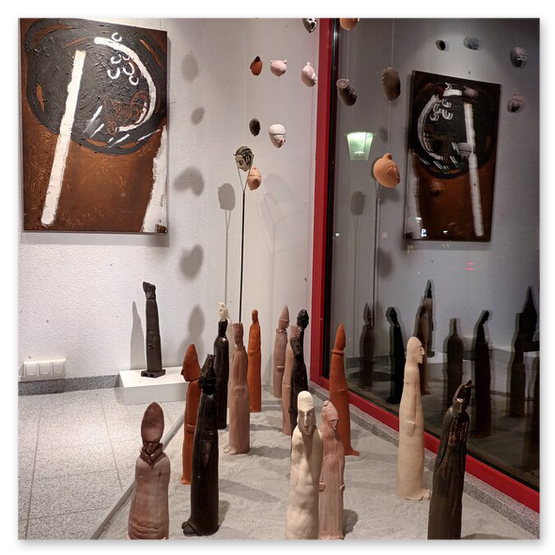 Bilder der Ausstellung "Spontan" in der Galerie am Schloßbergtor in Voitsberg. Kunstgegenstände und Publikum