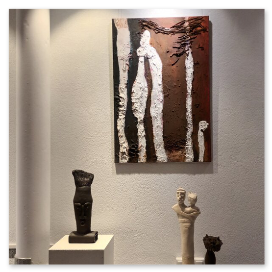 Bilder der Ausstellung "Spontan" in der Galerie am Schloßbergtor in Voitsberg. Kunstgegenstände und Publikum