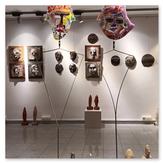 Bilder der Ausstellung "Spontan" in der Galerie am Schloßbergtor in Voitsberg. Kunstgegenstände und Publikum