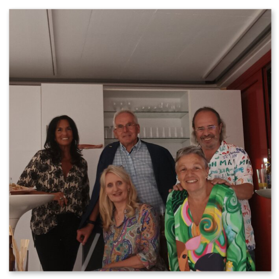 Bilder der Ausstellung "Spontan" in der Galerie am Schloßbergtor in Voitsberg. Kunstgegenstände und Publikum