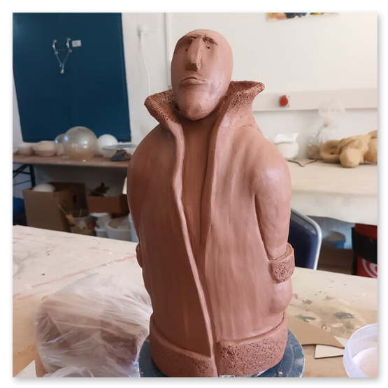 Verschiedene Bilder welche die Künstlerin Elisabeth Raunig bei der Arbeit zeigt. Begleiten von Keramik Rohentwürfen