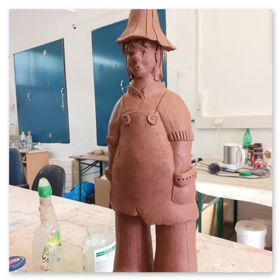 Verschiedene Bilder welche die Künstlerin Elisabeth Raunig bei der Arbeit zeigt. Begleiten von Keramik Rohentwürfen