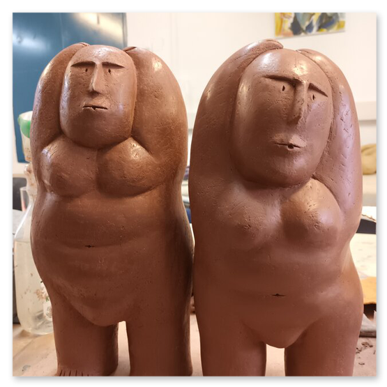 Verschiedene Bilder welche die Künstlerin Elisabeth Raunig bei der Arbeit zeigt. Begleiten von Keramik Rohentwürfen