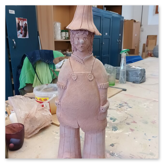 Verschiedene Bilder welche die Künstlerin Elisabeth Raunig bei der Arbeit zeigt. Begleiten von Keramik Rohentwürfen