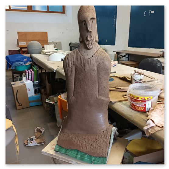 Verschiedene Bilder welche die Künstlerin Elisabeth Raunig bei der Arbeit zeigt. Begleiten von Keramik Rohentwürfen