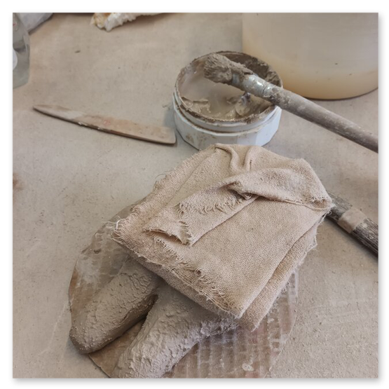 Verschiedene Bilder welche die Künstlerin Elisabeth Raunig bei der Arbeit zeigt. Begleiten von Keramik Rohentwürfen