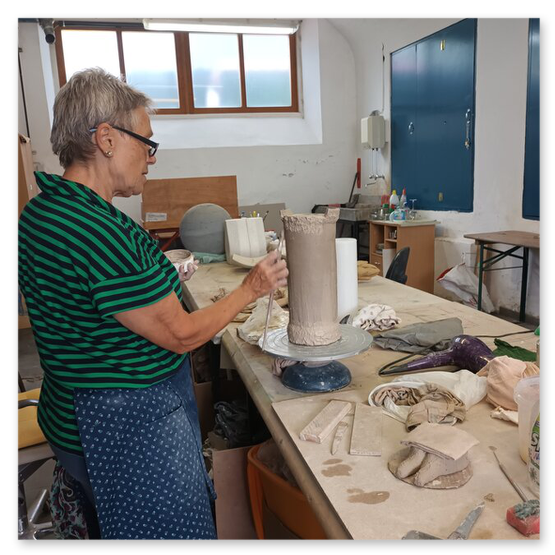 Verschiedene Bilder welche die Künstlerin Elisabeth Raunig bei der Arbeit zeigt. Begleiten von Keramik Rohentwürfen
