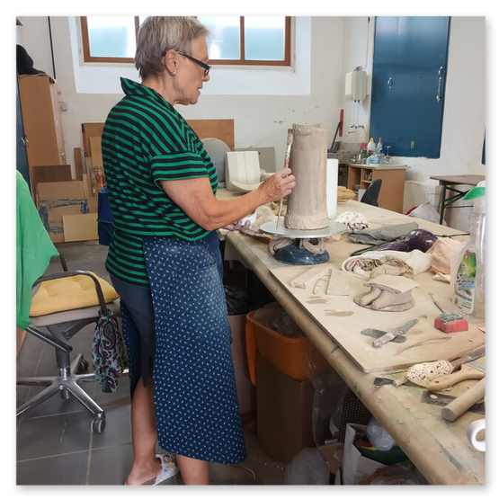 Verschiedene Bilder welche die Künstlerin Elisabeth Raunig bei der Arbeit zeigt. Begleiten von Keramik Rohentwürfen