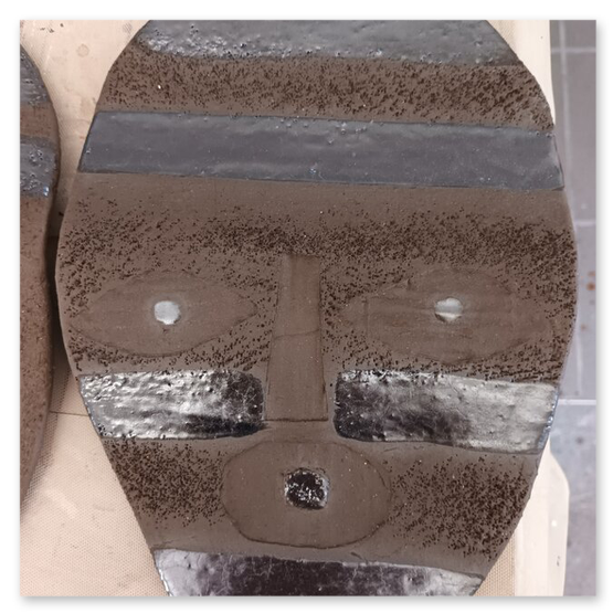 verschiedene Masken in diversen Größen von der Künstlerin Elisabeth Raunig, welche auch verkauft werden