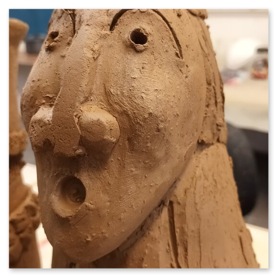 Verschiedene Bilder welche die Künstlerin Elisabeth Raunig bei der Arbeit zeigt. Begleiten von Keramik Rohentwürfen