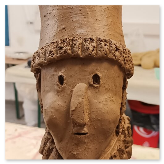 Verschiedene Bilder welche die Künstlerin Elisabeth Raunig bei der Arbeit zeigt. Begleiten von Keramik Rohentwürfen