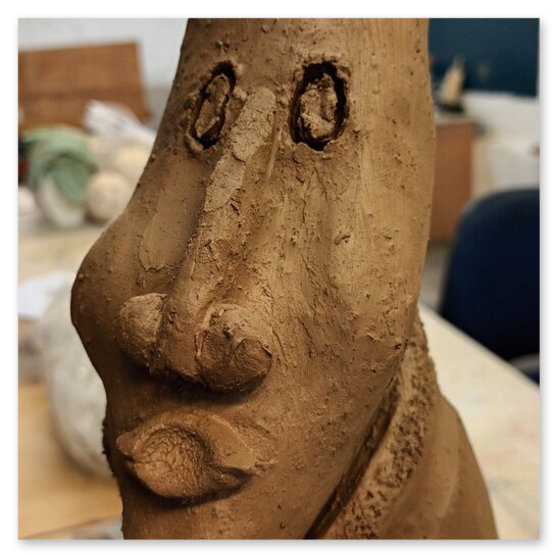Verschiedene Bilder welche die Künstlerin Elisabeth Raunig bei der Arbeit zeigt. Begleiten von Keramik Rohentwürfen