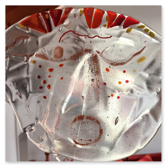 Einige Kunstwerke in Glas, vorwiegend Masken, welche auch verkauft werden können