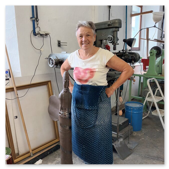 Verschiedene Bilder welche die Künstlerin Elisabeth Raunig bei der Arbeit zeigt. Begleiten von Keramik Rohentwürfen