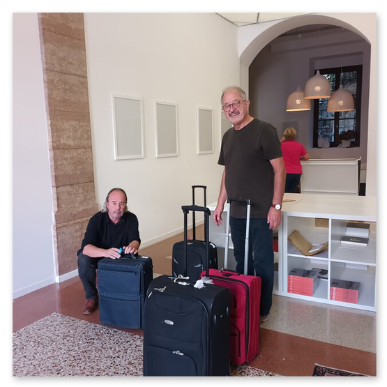 Kunstausstellung in Trentino in Italien mit Skulpturen und Masken aus Keramik, sowie Bilder der Künstlerin Kertz Christine.  Bilder Kunstwerke und Gäste 