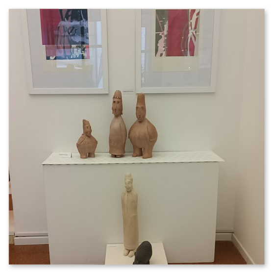 Kunstausstellung in Trentino in Italien mit Skulpturen und Masken aus Keramik, sowie Bilder der Künstlerin Kertz Christine.  Bilder Kunstwerke und Gäste 