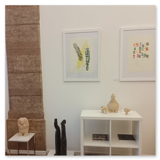 Kunstausstellung in Trentino in Italien mit Skulpturen und Masken aus Keramik, sowie Bilder der Künstlerin Kertz Christine.  Bilder Kunstwerke und Gäste 