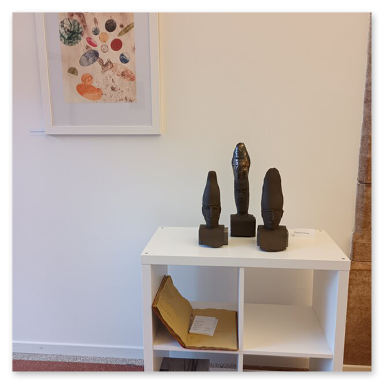 Kunstausstellung in Trentino in Italien mit Skulpturen und Masken aus Keramik, sowie Bilder der Künstlerin Kertz Christine.  Bilder Kunstwerke und Gäste 