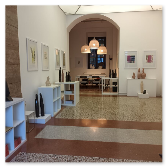 Kunstausstellung in Trentino in Italien mit Skulpturen und Masken aus Keramik, sowie Bilder der Künstlerin Kertz Christine.  Bilder Kunstwerke und Gäste 