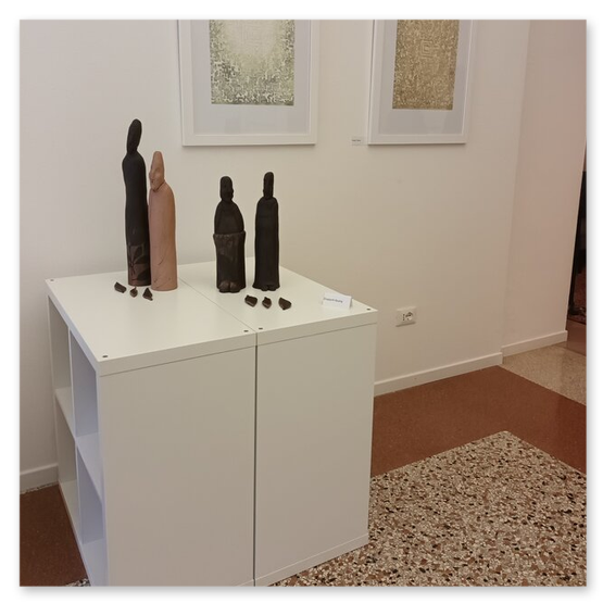 Kunstausstellung in Trentino in Italien mit Skulpturen und Masken aus Keramik, sowie Bilder der Künstlerin Kertz Christine.  Bilder Kunstwerke und Gäste 