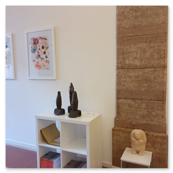 Kunstausstellung in Trentino in Italien mit Skulpturen und Masken aus Keramik, sowie Bilder der Künstlerin Kertz Christine.  Bilder Kunstwerke und Gäste 