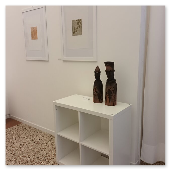 Kunstausstellung in Trentino in Italien mit Skulpturen und Masken aus Keramik, sowie Bilder der Künstlerin Kertz Christine.  Bilder Kunstwerke und Gäste 