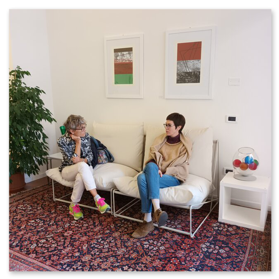 Kunstausstellung in Trentino in Italien mit Skulpturen und Masken aus Keramik, sowie Bilder der Künstlerin Kertz Christine.  Bilder Kunstwerke und Gäste 