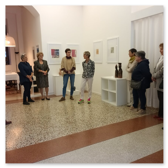 Kunstausstellung in Trentino in Italien mit Skulpturen und Masken aus Keramik, sowie Bilder der Künstlerin Kertz Christine.  Bilder Kunstwerke und Gäste 