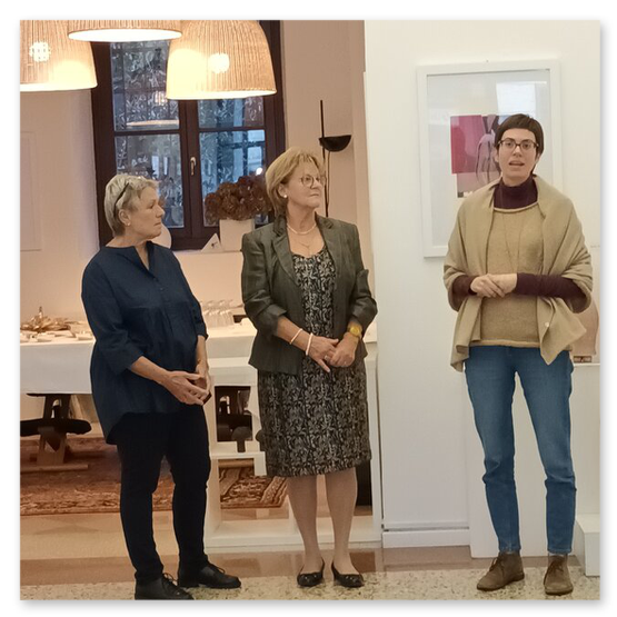 Kunstausstellung in Trentino in Italien mit Skulpturen und Masken aus Keramik, sowie Bilder der Künstlerin Kertz Christine.  Bilder Kunstwerke und Gäste 