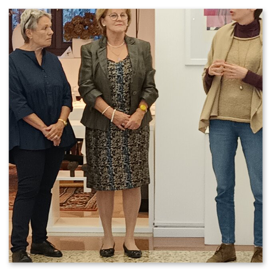 Kunstausstellung in Trentino in Italien mit Skulpturen und Masken aus Keramik, sowie Bilder der Künstlerin Kertz Christine.  Bilder Kunstwerke und Gäste 