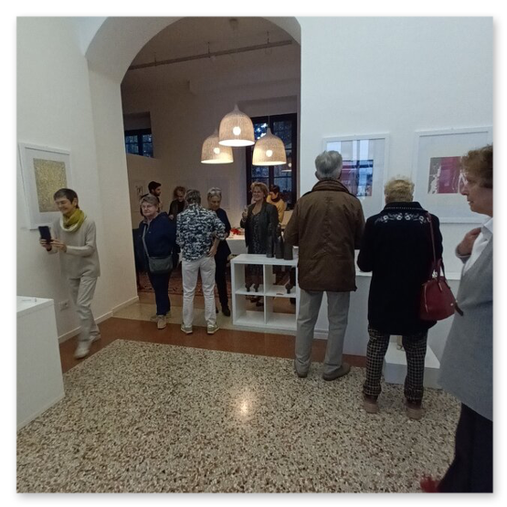 Kunstausstellung in Trentino in Italien mit Skulpturen und Masken aus Keramik, sowie Bilder der Künstlerin Kertz Christine.  Bilder Kunstwerke und Gäste 