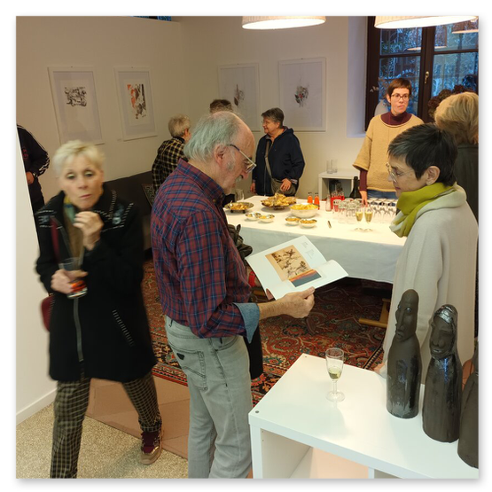 Kunstausstellung in Trentino in Italien mit Skulpturen und Masken aus Keramik, sowie Bilder der Künstlerin Kertz Christine.  Bilder Kunstwerke und Gäste 