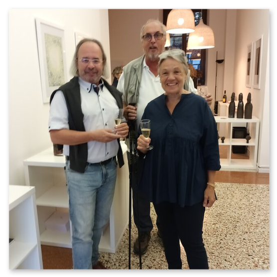Kunstausstellung in Trentino in Italien mit Skulpturen und Masken aus Keramik, sowie Bilder der Künstlerin Kertz Christine.  Bilder Kunstwerke und Gäste 