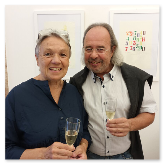 Kunstausstellung in Trentino in Italien mit Skulpturen und Masken aus Keramik, sowie Bilder der Künstlerin Kertz Christine.  Bilder Kunstwerke und Gäste 