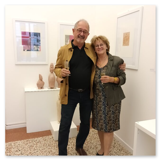 Kunstausstellung in Trentino in Italien mit Skulpturen und Masken aus Keramik, sowie Bilder der Künstlerin Kertz Christine.  Bilder Kunstwerke und Gäste 