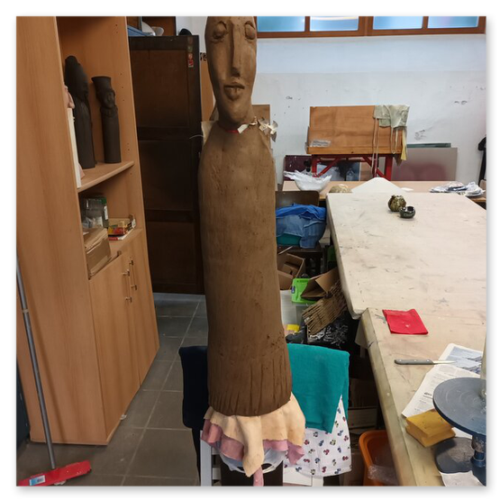 Verschiedene Bilder welche die Künstlerin Elisabeth Raunig bei der Arbeit zeigt. Begleiten von Keramik Rohentwürfen