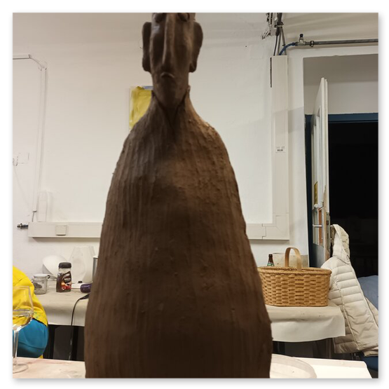 Verschiedene Bilder welche die Künstlerin Elisabeth Raunig bei der Arbeit zeigt. Begleiten von Keramik Rohentwürfen