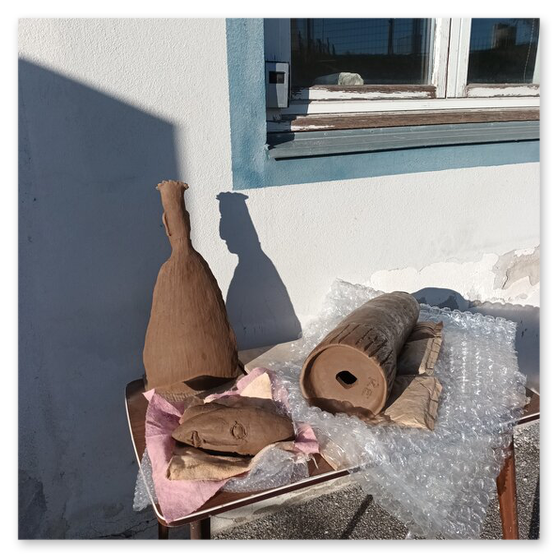 Verschiedene Bilder welche die Künstlerin Elisabeth Raunig bei der Arbeit zeigt. Begleiten von Keramik Rohentwürfen