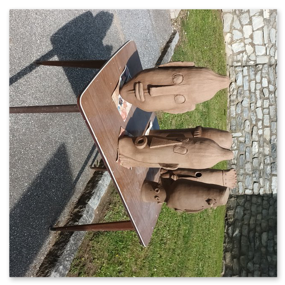 Verschiedene Bilder welche die Künstlerin Elisabeth Raunig bei der Arbeit zeigt. Begleiten von Keramik Rohentwürfen