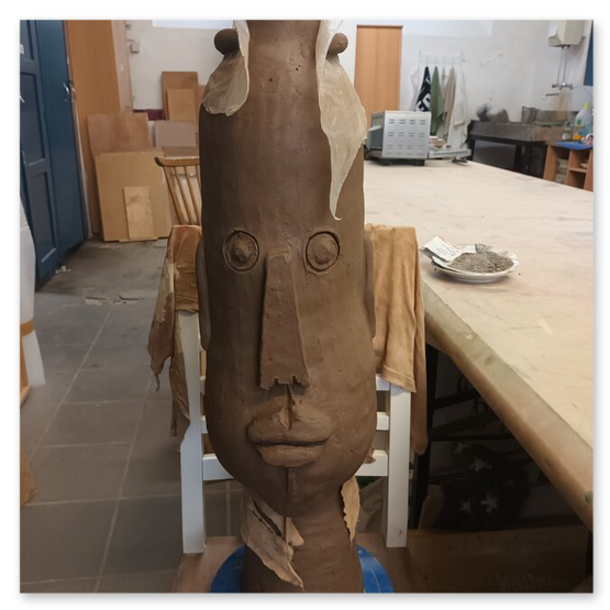 Verschiedene Bilder welche die Künstlerin Elisabeth Raunig bei der Arbeit zeigt. Begleiten von Keramik Rohentwürfen